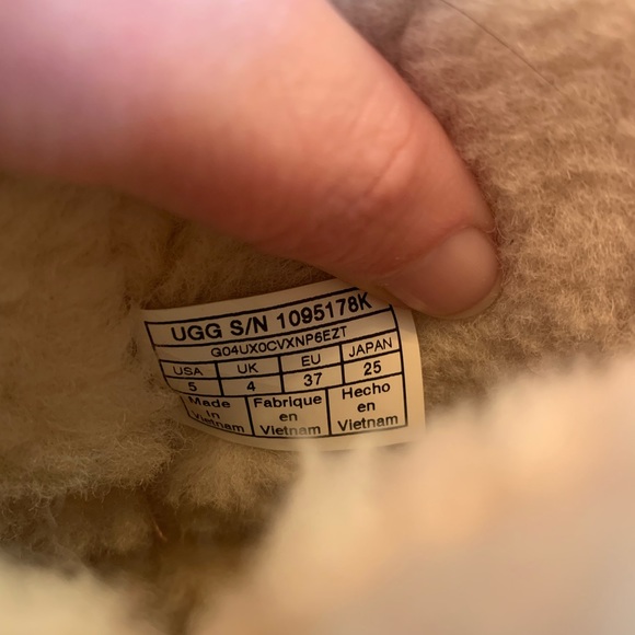 UGG Ramona boots kids youth 5, ladies size 7 - Picture 9 of 10